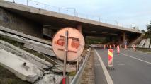 Pozor! Probíhá odstrojování dálničního mostu nad II/602 u zámecké obory na silnici VM - Jabloňov. Provoz na silnici pod mostem bývá sveden do jednoho jízdního pruhu.