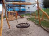 Probíhá rekonstrukce dětského hřiště Bezručova.