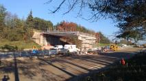 Během víkendu byly uloženy překlady poloviny nového mostu na exitu 153 Lhotka.