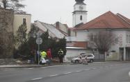 Dělníci dokončují chodníky k novému mostu u pošty.