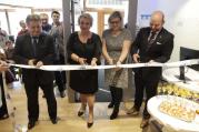 Banka ČSOB dnes slavnostně představila zmodernizovanou pobočku na náměstí ve Velkém Meziříčí. Mezi hosty nechyběl starosta Josef Komínek, který ocenil, že banka zůstala pro občany na náměstí. Zahrát a zazpívat přišli klienti z Březejce.