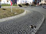 Nikdy nekončící problém s vytrhanými kostkami na okružní křižovatce u Kauflandu...