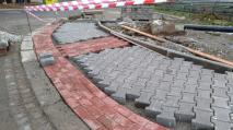 Chodníky u opraveného mostu u pošty už čekají na poslední drobné dodělávky.