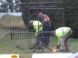 Pracovníci technických služeb odstraňují na sídlištích staré sušáky a klepače.