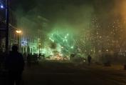 Silvestrovská noc byla na náměstí klidná až na tento výbuch pyrotechniky u staré pošty, po kterém museli hasiči zkontrolovat okolní zaparkovaná auta.