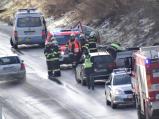 Nehoda na obchvatu města. Jedno auto v příkopě, druhé otočené na střechu.