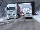 Pár cm sněhu a kamiony nemají šanci obchvat na Třebíč vyjet.