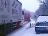 Kamiony stojící v kopci na obchvatu ve směru na Třebíč v 7:40 hod.