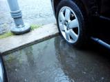 Pokud jedete na náměstí když prší, vemte si raději gumáky. Parkování pod kostelem.