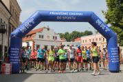 Na šedesát běžců se v sobotu při tropických teplotách vydalo na půlmaraton z náměstí do obce Oslava a zpět. Nejlepšímu se povedlo trať 21,1 km dlouhou uběhnout za 1h20min.