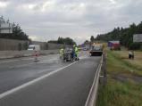 Na dálnici D1 ve Velkém Meziříčí se najednou začaly rozpadat betonové desky. ŘSD urychleně rozjelo opravu, která má být hotova do čtvrtečního odpoledne.
