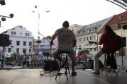 Romatické balady i rockové hity své i převzaté nabídlo v pátek večer na náměstí duo Bohemica.