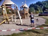 Na dětském hřišti na Oslavické ulici probíhá právě v těchto dnech renovace nátěrů akátového dřeva na herních prvcích.