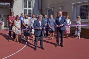Na základní škole v Komenského ulici dnes slavnostně otevřeli rekonstruovaný sportovní dvorek.
