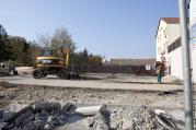 Začání přestavba parkoviště u mostu na Třebíčské.