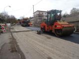 Na Třebíčské pokládají první podklad asfaltové plochy.