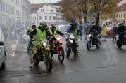 V sobotu po poledni se na náměstí ve Velkém Meziříčí sešli motorkáři na tradičním zavírání silnic.