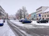 Náměstí ve Velkém Meziříčí pokryl sníh.