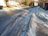 Nebezpečná ledová plotna se nachází na silnici při příjezdu do Velkého Meziříčí po obchvatu od Třebíče!