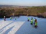 I přes slunné a téměř jarní počasí se na Fajtově kopci stále lyžuje. Dnes zde probíhala výuka lyžařské školy.