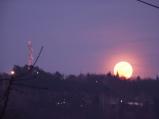 Unikátní obří červený Měsíc v úplňku dnes vyšel 17:40 nad Fajtovým kopcem.