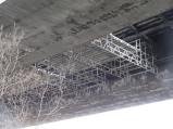 Pod dálničním mostem již staví lešení pro navařování jeho rozšíření.