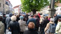 Členové genealogické společnosti vyrazili s průvodcem Martinem Štindlem na procházku po náměstí, aby se dozvěděli o proměnách za 1. republiky.