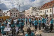 Celostátní happening ZUŠ Open dorazil v pátek i na náměstí ve Velkém Meziříčí. Mladí muzikanti z místní umělecké školy hráli v pasáži Nového Svitu, na radnici, v Jupiter clubu a pod lípou na náměstí. 