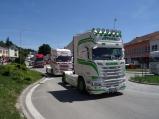 Až těsně před třináctou hodinou dorazila do Meziříčí dlouhá kolona parádních troubících trucků z Šeborova. Kolem silnice je vítal početný dav lidí.