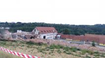 Demolice bývalého statku pokračuje.