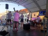V jazzových rytmech bavil diváky v neděli večer na náměstí Humpoleckých dixieland.