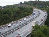 Pravá část dálničního mostu byla v noci po 70ti dnech otevřena. Bohužel prozatím jen jeden pruh. Jeden pruh je také na Brno, takže se opět tvoří kolony.