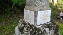 Někdo počmáral satanskými symboly památník v Čechákách