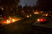 Dnes je svátek Všech svatých, též nazývaný Dušičky. Hřbitov rozzářily světýlka svíček už včera večer.