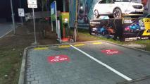 Na parkovišti u Kauflandu nově funguje dobíjení elektromobilů.