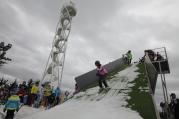 Po celou neděli na vedlejším svahu na Fajtově kopci probíhá lyžařská soutěž Sporten cup pro děti, dospělé i týmy.