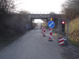 Cesta pod tratí z Křižanova do Dobré Vody jednosměrně na semafor.