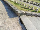 Za měsíc by se měl uskutečnit pietní akt k uctění obětí druhé světové války na hřbitově na Karlově. Díra u schodiště vedoucí k památníku zatím opravena není.