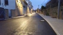 První asfaltová vrstva na střední části ulice Pod Strání položena.