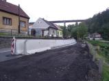 Silnici na Vrchovecké již dělí střední betonové svodidlo.