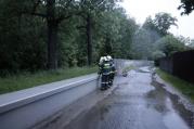 Po bouřce se rychle zvýšila hladina Balinky v Měříně. Hasiči preventivně na dvou místech na Paloukách zvyšují výšku protipovodňové stěny.