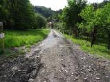 Cesta pod železničním viaduktem přes Potoky na Fajťák je po posledních bouřkách tak rozbitá a vymletá, že se po ní nedá jezdit.