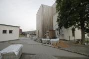 V Oslavici zvelebují prostranství před základní a mateřskou školou.