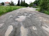 Příjezdová komunikace do provizorního parkoviště v areálu Svit je v horším stavu než po opravě před poutí.