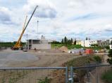 Bytový komplex za domovem pro seniory má již druhé patro.