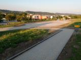 Nové parkoviště u ZŠ Školní je již vydlážděné.