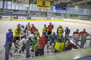 Hokejový A tým dnes večer zahájil trénink na ledě.