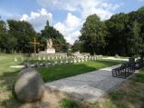 Takto vypadá pietní místo na hřbitově na Karlově po rekonstrukci.
