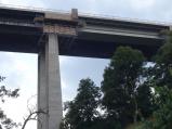 Spodní část dálničního mostu dostává nový šedý nátěr.