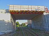 Staví se nový silniční most přes železnici u Rudíkova. Poprvé se po něm projedeme na konci října.